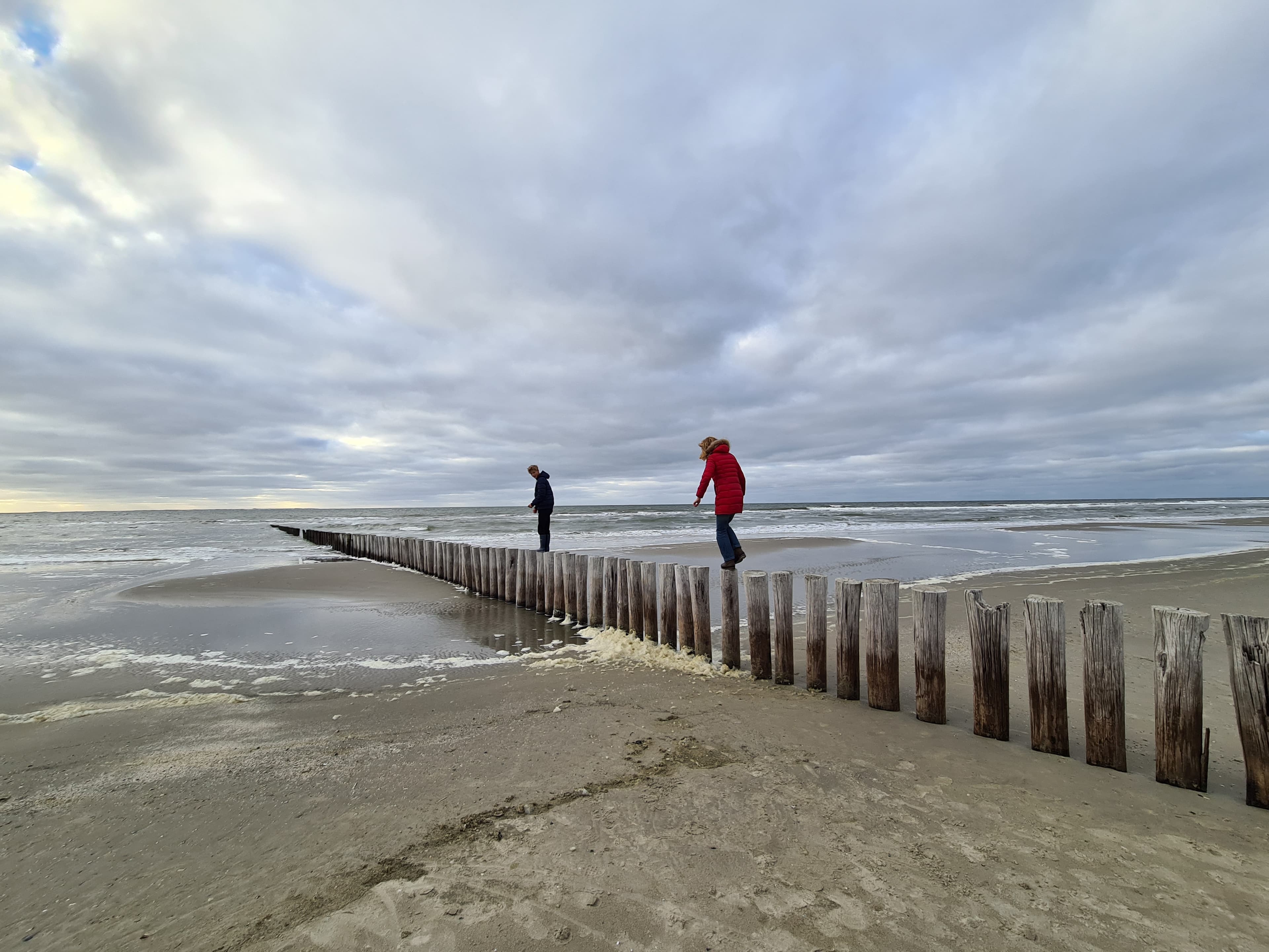 Balanceren op paalhoofden aan zee