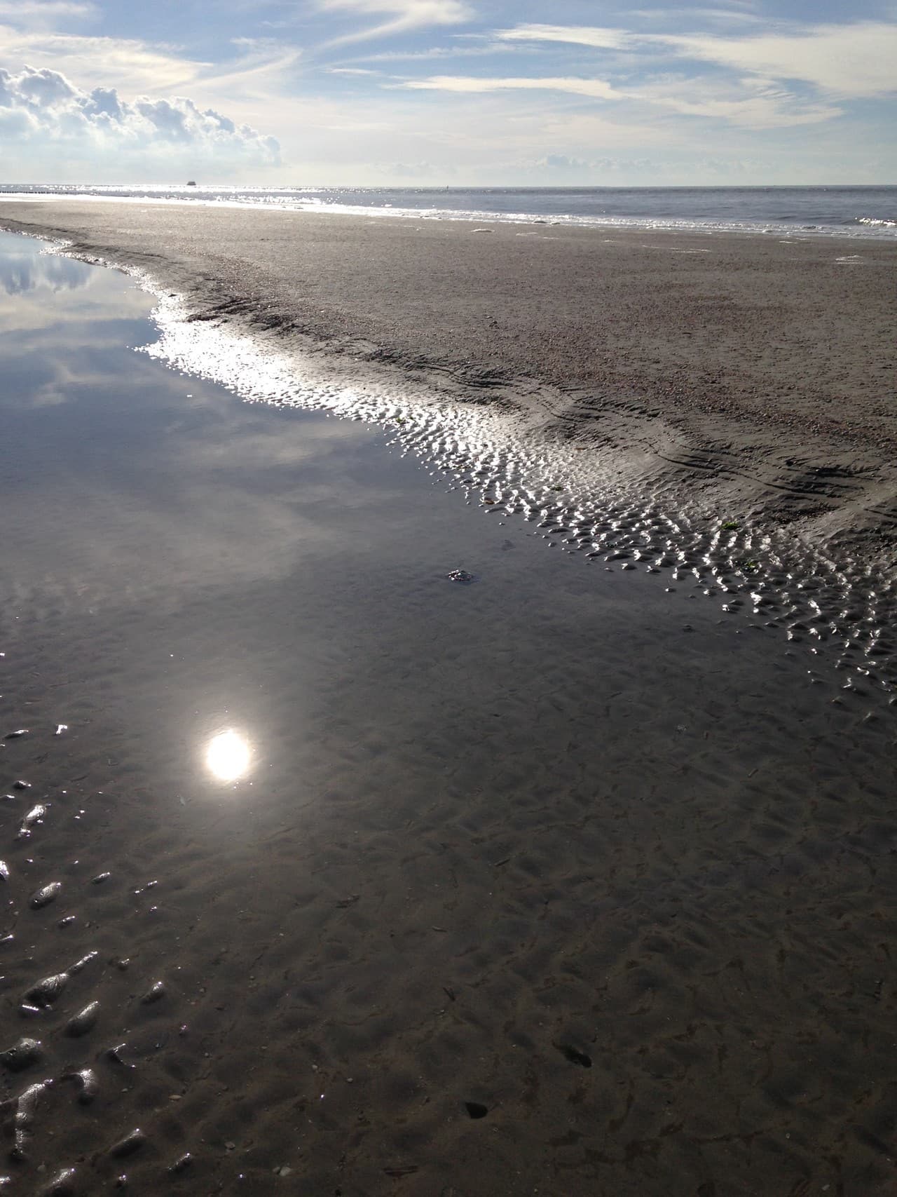 Reflectie op het natte strand - tijd om te vertragen en te voelen
