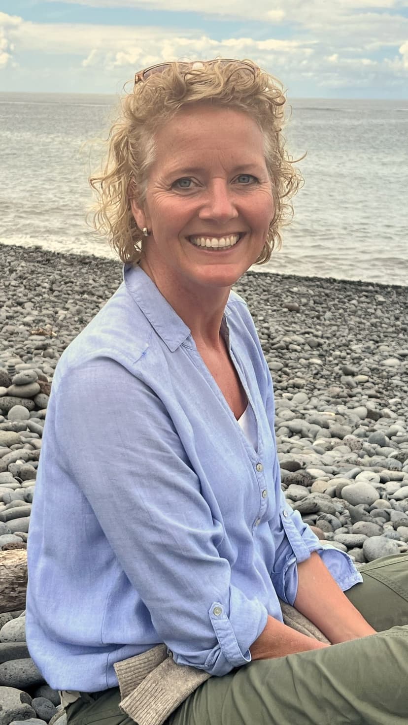 Simone Nieuwhuis - coach voor kleine en grote mensen, in avondlicht op het strand
